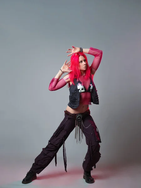 Mode futuriste, une jeune femme lumineuse et séduisante aux cheveux roses, — Photo