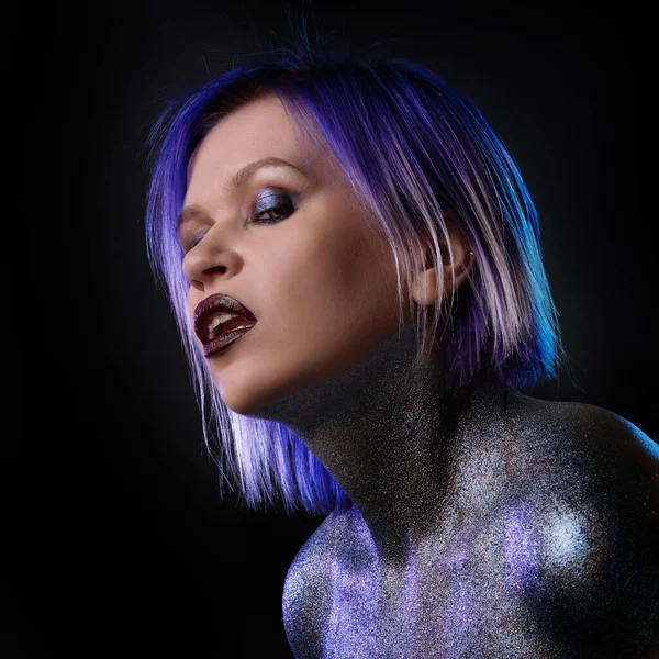 Портрет стильної і сміливої молодої жінки з фіолетовим волоссям — стокове фото