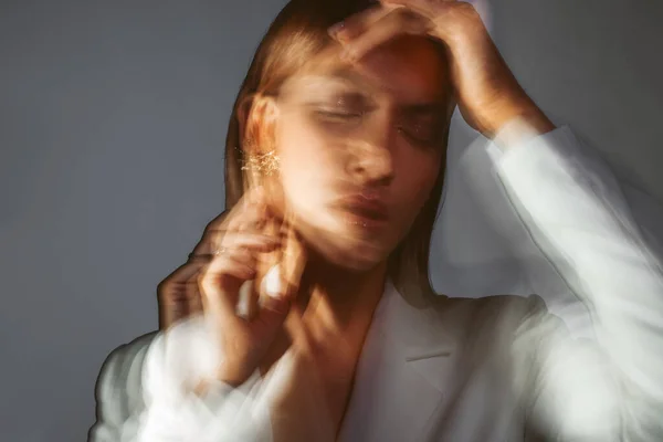 Dores de cabeça e saúde mental, conceito. Uma jovem mulher elegante em uma jaqueta branca, — Fotografia de Stock