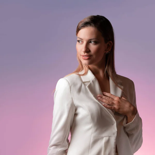 Stijlvolle modieuze jonge vrouw in een luxe wit pak, — Stockfoto