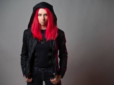 Şık ve cesur, gençlik tarzı giyinmiş genç bir kadın.,