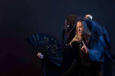 Fantezi tarzında stilize edilmiş samuray, ipek haori giymiş genç bir kadın.,