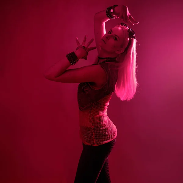 Disco styl, młoda atrakcyjna kobieta w stylu retro strój taniec — Zdjęcie stockowe