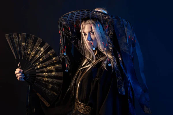 幻想的なスタイルの侍絹の羽織の若い女性, — ストック写真