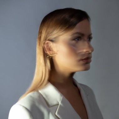 Moda portresi, hareket halinde bulanıklaşmanın etkisi uzun bir deklanşör hızında,