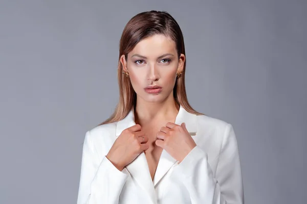 Joven dama con estilo en un traje pantalón blanco, retrato en el estudio. —  Fotos de Stock