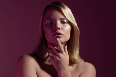 Genç, güzel, sarışın, temiz tenli bir kadın.