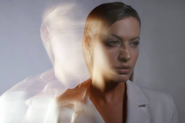 Moda portresi, hareket halinde bulanıklaşmanın etkisi uzun bir deklanşör hızında,