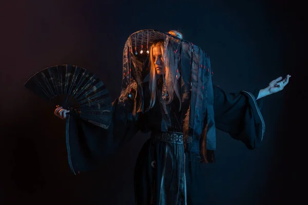 Стилизованный самурай в фантастическом стиле, молодая женщина в шелковом хаори, — стоковое фото