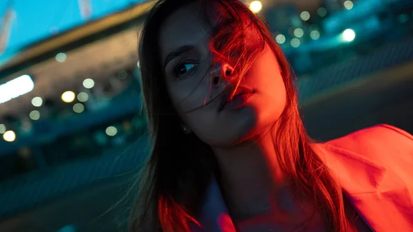 Een jonge stijlvolle brunette in het licht van de nacht stad, neon verlichting, — Stockfoto