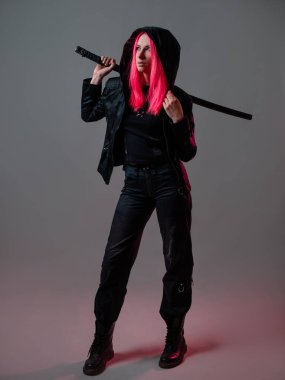 Tekno siber punk tarzı, fütürist ninja dövüşçüsü, pembe saçlı genç bir kadın.