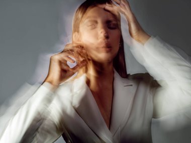 Baş ağrısı ve akıl sağlığı, konsept. Beyaz ceketli, şık bir kadın.,