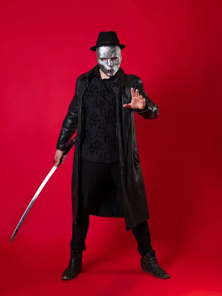 Un misterioso asesino ninja en un estilo negro. Un hombre con ropa negra —  Fotos de Stock