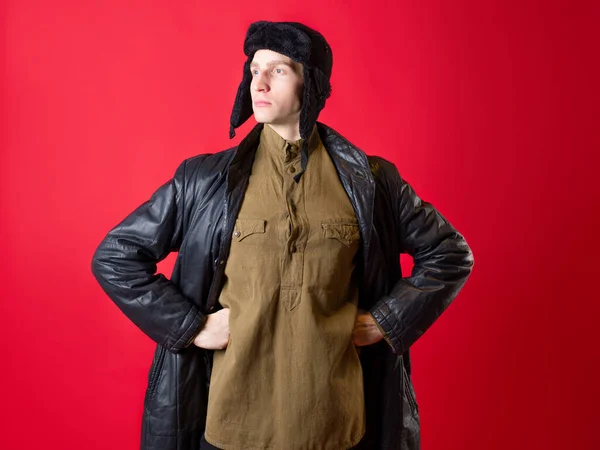 一个穿着老式衣服头戴一顶带耳罩的帽子的男人，俄国战后风格. — 图库照片