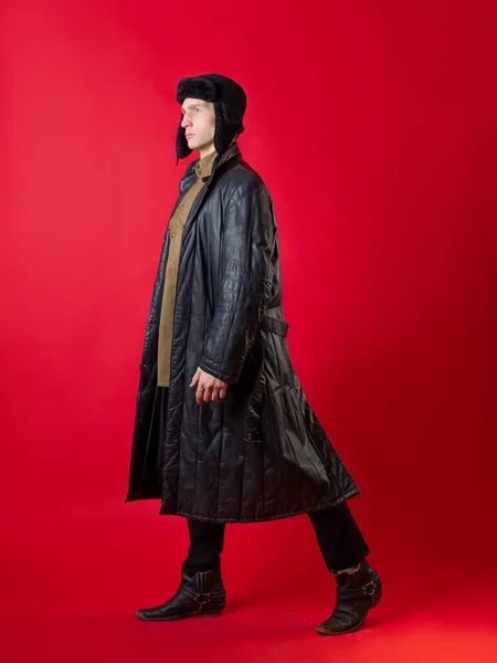 구식 옷을 입고 귀덮개가 달린 모자를 쓴 러시아 전후 스타일의 남자. — 스톡 사진