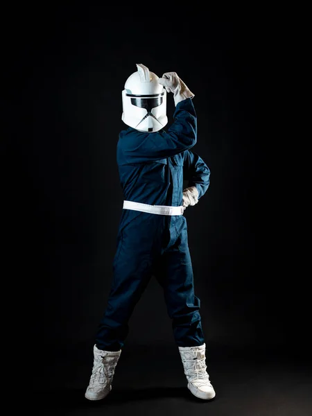 Eine fantastische Figur, ein Astronaut oder ein Stormtrooper, zeigt den Bizeps — Stockfoto