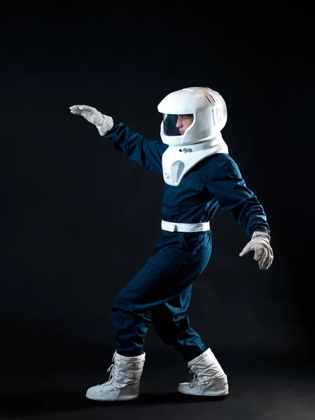 An astronaut walks in low-gravity conditions. The hero — Stock Photo, Image