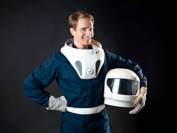 Űrhajós vagy űrturista. Egy fiatal férfi űrruhában. — Stock Fotó