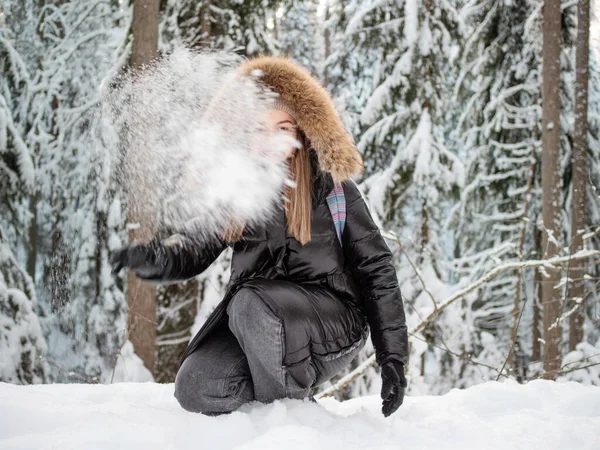 Amusement d'hiver en plein air, une jeune femme joyeuse joue boules de neige. — Photo