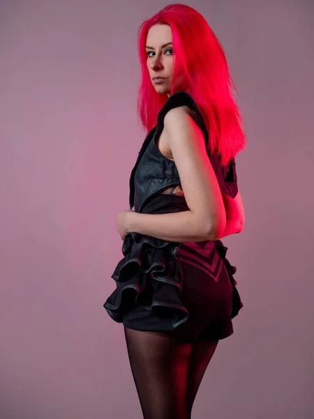 Mirada sexy gótica. mujer atractiva joven con pelo rosa —  Fotos de Stock