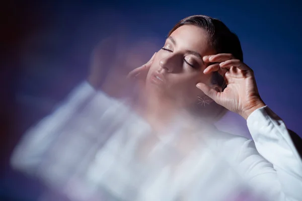 Jeune femme élégante à la mode en portrait dynamique blanc à travers des facettes en cristal — Photo