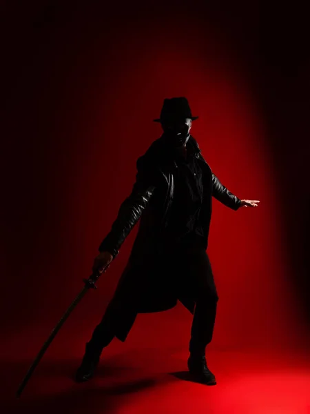 Un mystérieux assassin ninja dans un style noir. Un homme en vêtements noirs — Photo