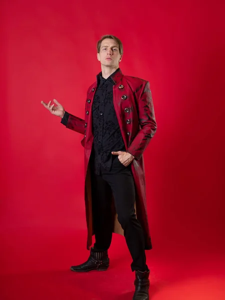 Возмутительный молодой человек в дерзком красном пальто в винтажном стиле нуар, — стоковое фото