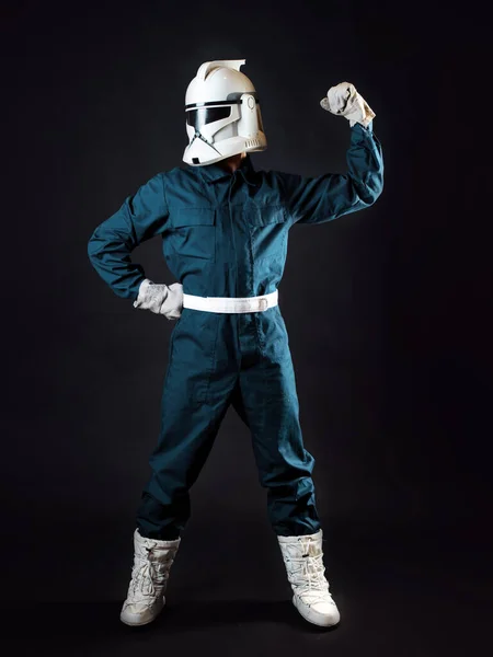 Eine fantastische Figur, ein Astronaut oder ein Stormtrooper, zeigt den Bizeps — Stockfoto