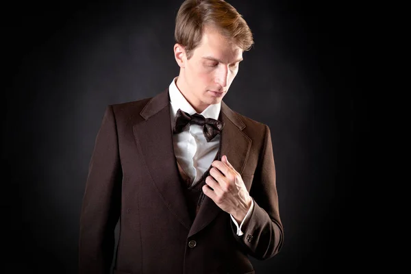 Уважаемый молодой человек в костюме с жилетом в викторианском стиле. — стоковое фото
