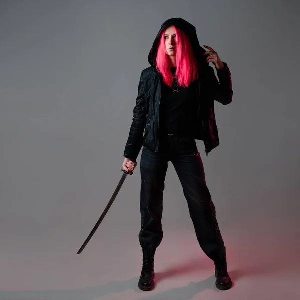 Techno estilo cyber punk, ninja futurista, mujer joven con pelo rosa —  Fotos de Stock