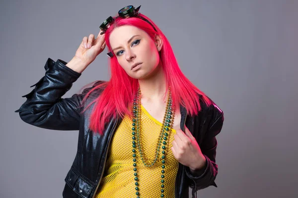 Moda futurista, una joven mujer brillante y atractiva con el pelo rosa, —  Fotos de Stock