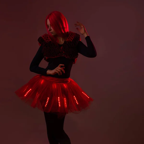 Lichtshow, Anzug mit LEDs. Junge schöne Frau im leuchtenden Anzug — Stockfoto