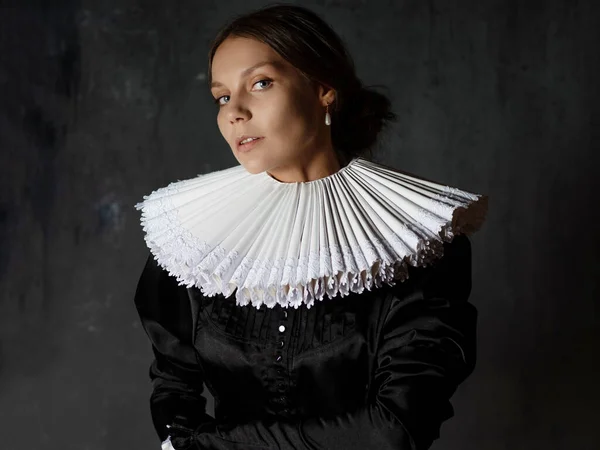 A noble lady in a medieval costume, a young woman in a round Spanish collar — Stock Photo, Image