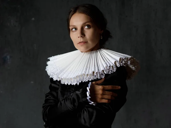 An elegant young lady in an old medieval costume, a portrait — Stock Photo, Image