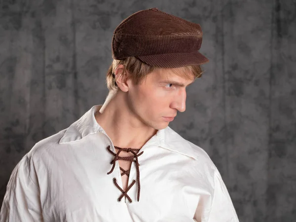 Un giovane uomo attraente in un abito vintage retrò, un berretto di pelle marrone — Foto Stock