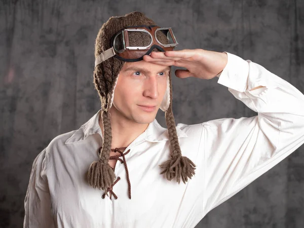 Piloto de pruebas, un soñador. joven en un divertido punto orejeras y gafas de vuelo, — Foto de Stock