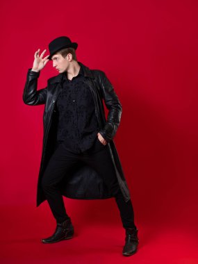 Fantastik kara roman karakteri, siyah elbiseli genç ciddi bir adam., .