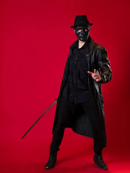 Un misterioso asesino ninja en un estilo negro. Un hombre con ropa de cuero negro —  Fotos de Stock