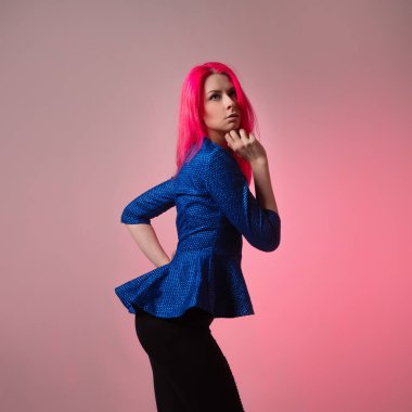 Genç ve çekici bir kadında güzel ve şık bir mavi kıyafet.