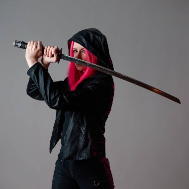 Tekno siber punk tarzı, fütürist ninja dövüşçüsü, pembe saçlı genç bir kadın.