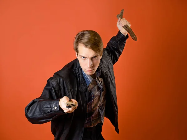 Um caçador de vampiros moderno, um tipo com uma camisa casual e uma jaqueta de couro — Fotografia de Stock