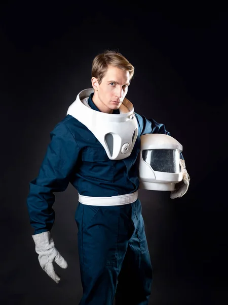 De held van een sciencefiction verhaal bereidt zich voor om de ruimte te veroveren.. — Stockfoto