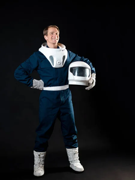 Ein Astronaut oder Weltraumtourist. Ein junger Mann im Raumanzug — Stockfoto