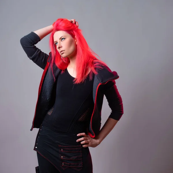 Estilo Kitsch, la moda del futuro. mezclando estilos. Una mujer joven —  Fotos de Stock