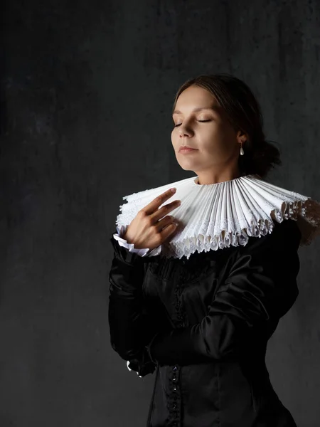 Uma jovem elegante em um velho traje medieval, um retrato — Fotografia de Stock