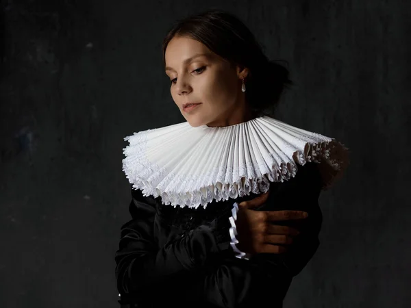 A noble lady in a medieval costume, a young woman in a round Spanish collar — Stock Photo, Image