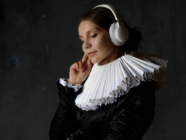 Classics are eternal, art is timeless. young woman in medieval collar — Stock Photo, Image