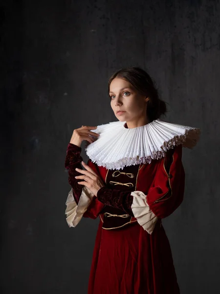 Una dama noble en un lujoso vestido rojo, de estilo medieval, una mujer joven —  Fotos de Stock