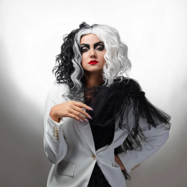 Uma beleza fatal em uma imagem de moda ousada com cabelo preto e branco. — Fotografia de Stock