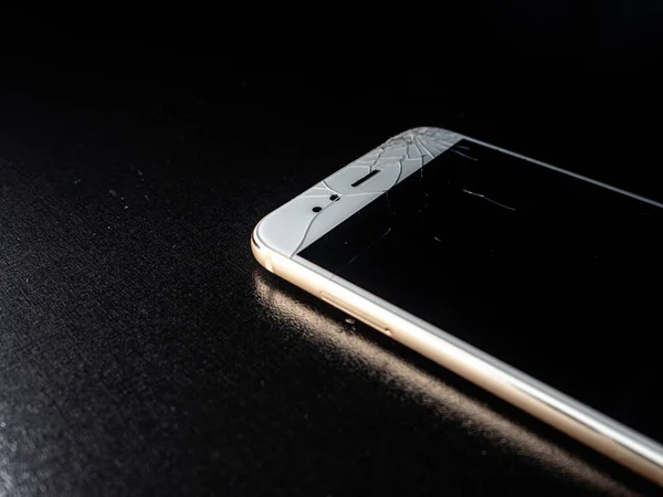 画面がひどく割れている薄い白いスマートフォン,落下時の損傷. — ストック写真